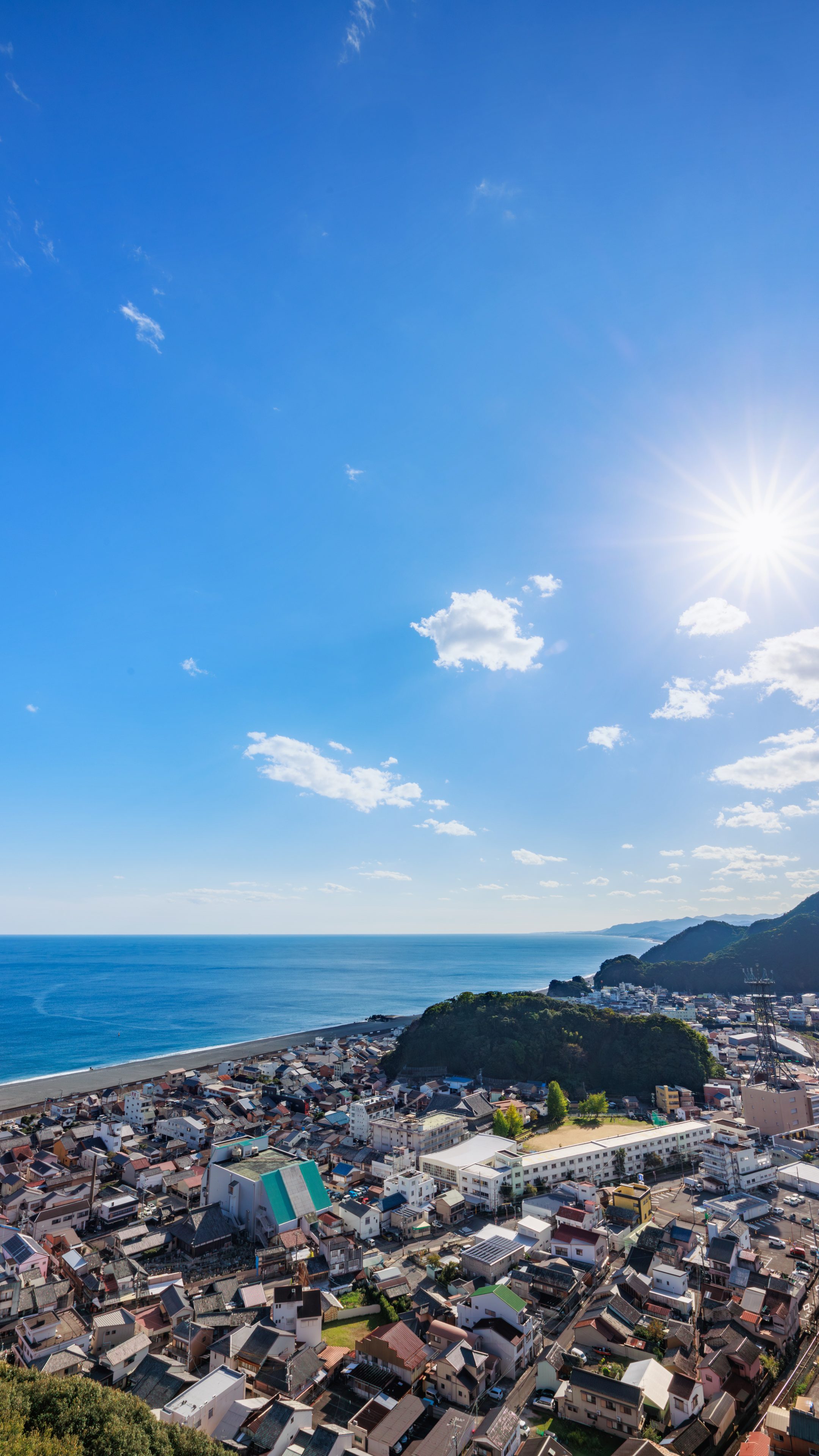 無料スマホ壁紙 熊野市の中心部を眺める。AndroidとiPhoneに対応した4K高画質の無料待ち受け画像。三重県熊野市の華城山で撮影したフリー写真素材