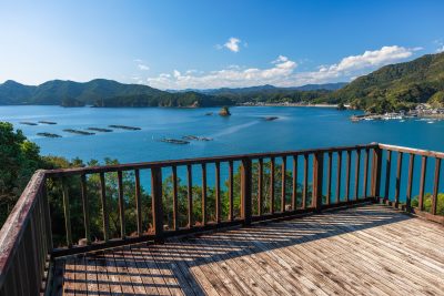 フリー写真素材「展望デッキと青い贄湾」