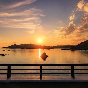 南島大橋の歩道から夕陽を眺める