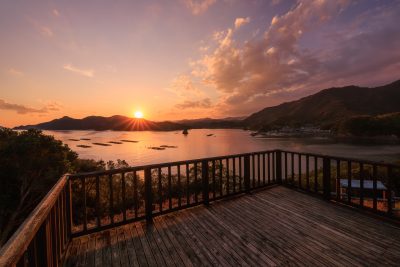 中ノ磯展望台の写真「展望デッキと夕焼けと贄湾」