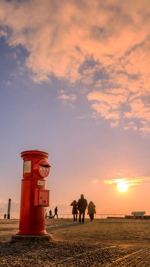 無料スマホ壁紙「2025年の初日の出と天空のポストと朝焼け」