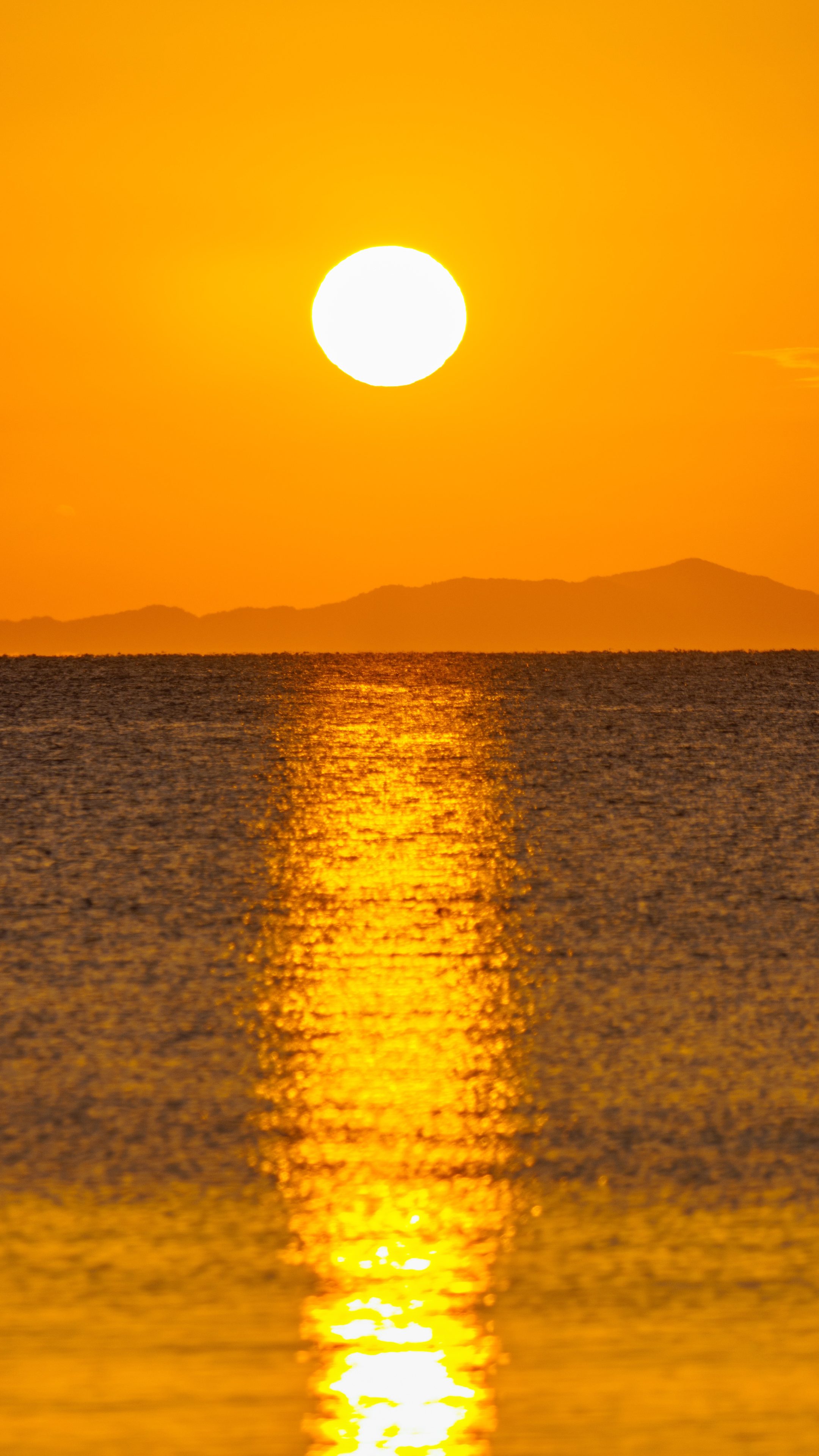 無料スマホ壁紙 黄金に輝く朝日。AndroidとiPhoneに対応した4K高画質の無料待ち受け画像。三重県津市の香良洲海岸で撮影したフリー写真素材