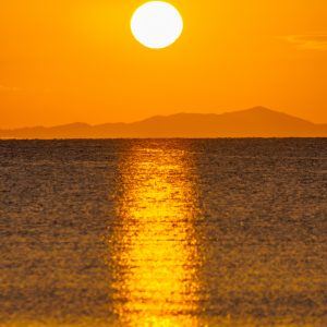 香良洲海岸の写真「黄金に輝く朝日」