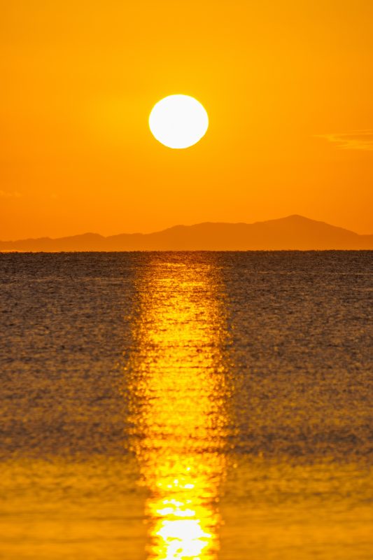 香良洲海岸の写真「黄金に輝く朝日」