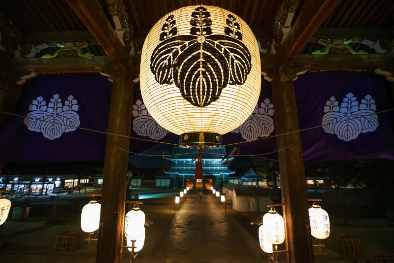 高田本山専修寺の写真「お七夜の提灯と山門」