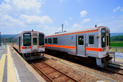 名松線の写真「家城駅での上下線入れ替え」