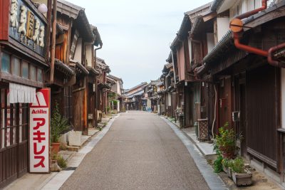 フリー写真素材「誰もいない通路」