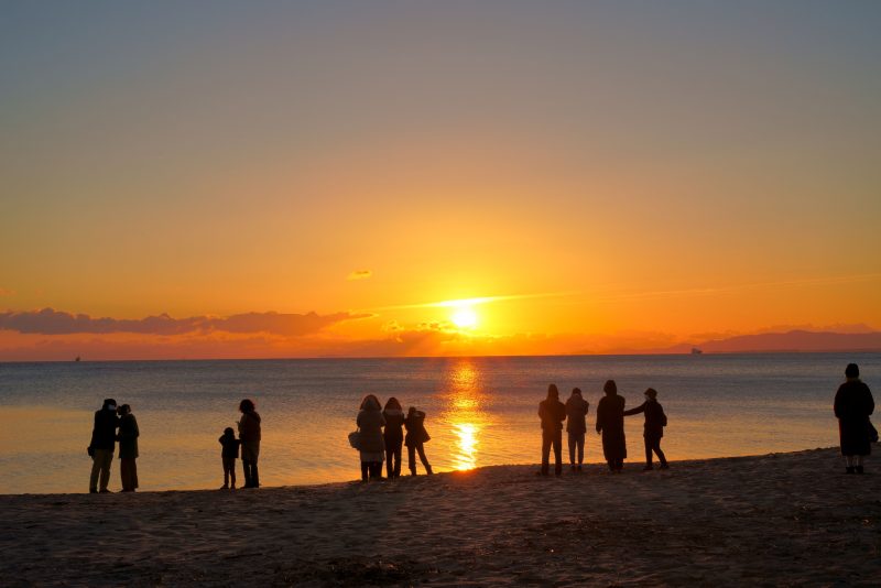 香良洲海岸の写真「初日の出を眺める人」