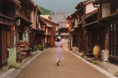 フリー写真素材「日没の関宿を歩く」