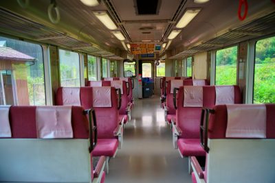 名松線の写真「名松線の車内（座席）」