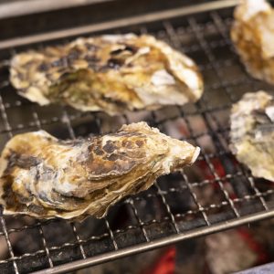 鳥羽浦村の牡蠣を焼く光景