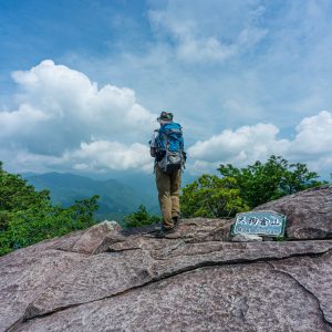 山頂の岩に立つ