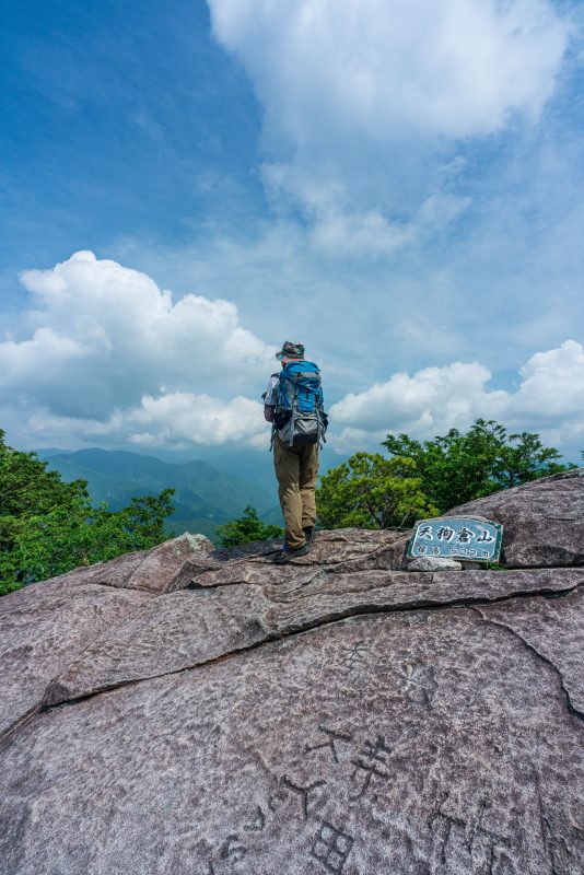 天狗倉山の写真「山頂の岩に立つ」