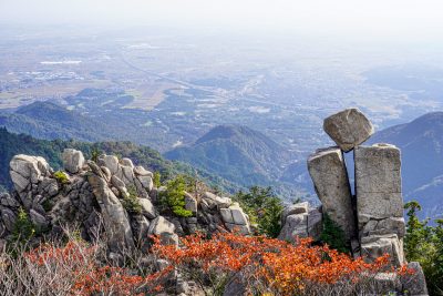 御在所ロープウエイの写真「落ちそうで落ちない地蔵岩」