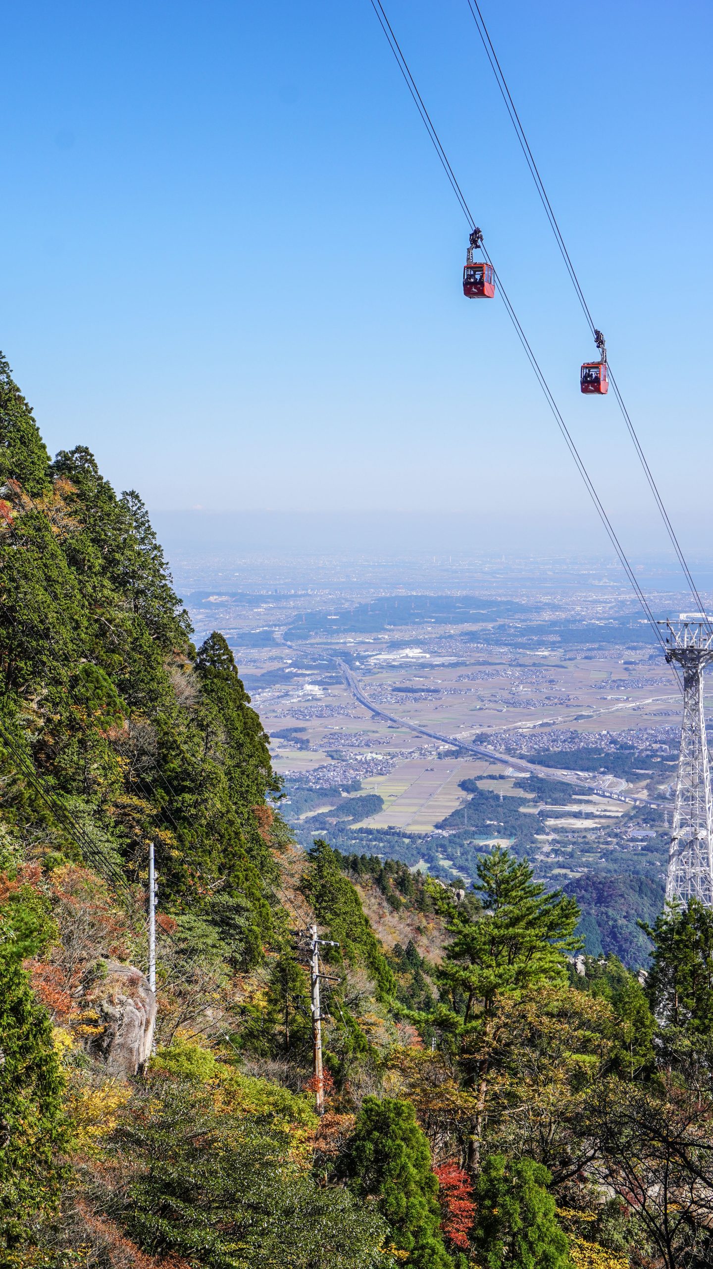 無料スマホ壁紙 空に登るゴンドラ。AndroidとiPhoneに対応した4K高画質の無料待ち受け画像。三重県菰野町の御在所ロープウエイで撮影したフリー写真素材