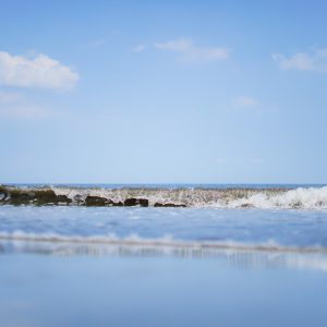 無料壁紙 きらめく波。PCとデスクトップ壁紙に最適な4K高画質の無料壁紙。三重県津市のマリーナ河芸で撮影したフリー写真素材