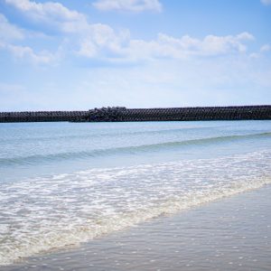 無料壁紙 テトラポットと波。PCとデスクトップ壁紙に最適な4K高画質の無料壁紙。三重県津市のマリーナ河芸で撮影したフリー写真素材