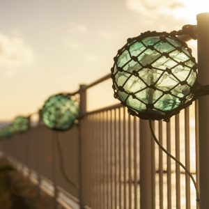 無料壁紙 夕陽に照らされるビン玉。PCとデスクトップ壁紙に最適な4K高画質の無料壁紙。三重県志摩市のビン玉ロードで撮影したフリー写真素材