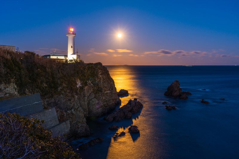 大王埼灯台の写真「満月に照らされる大王崎灯台」