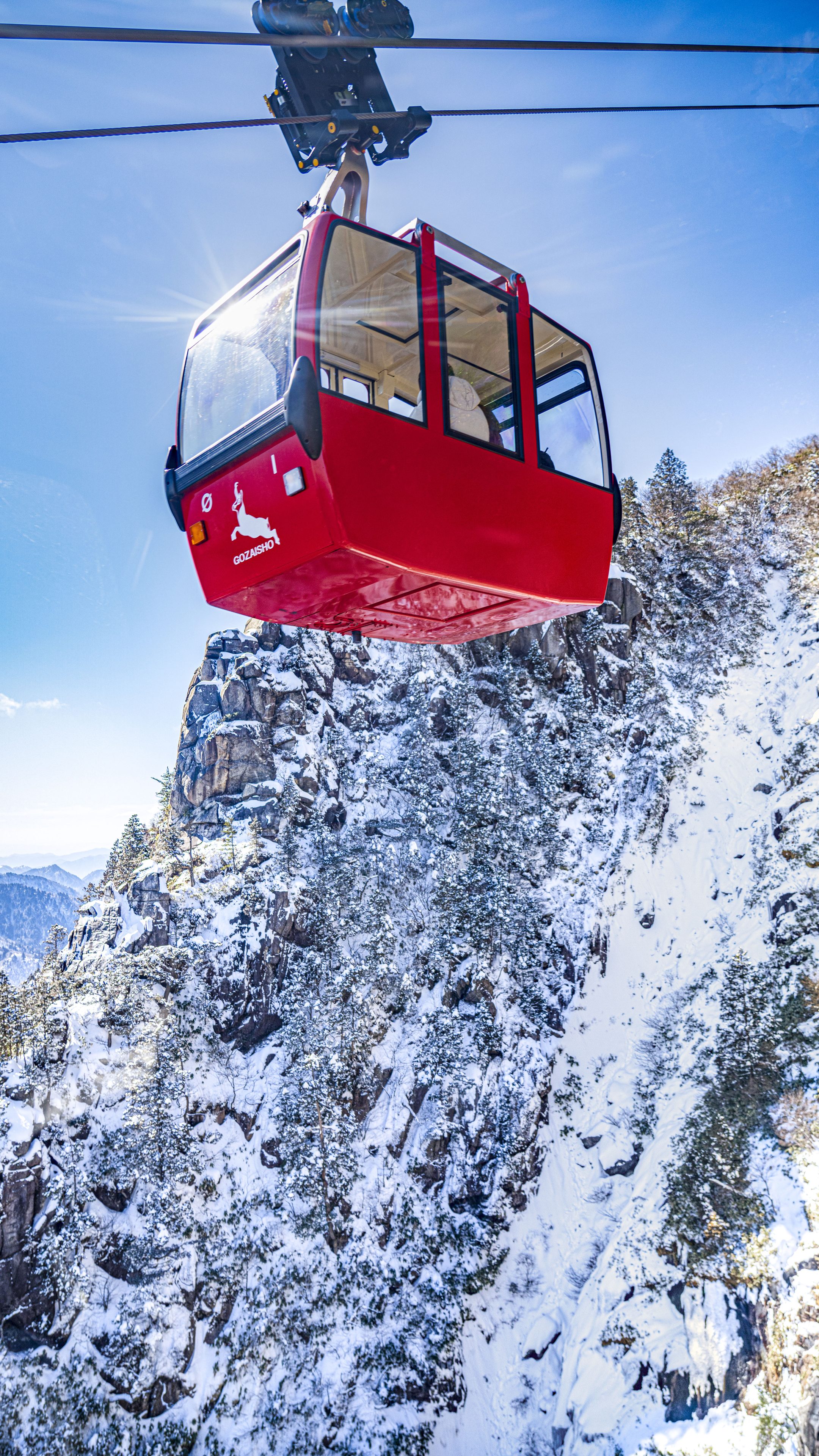 無料スマホ壁紙 大黒岩付近の雪景色。AndroidとiPhoneに対応した4K高画質の無料待ち受け画像。三重県菰野町の御在所ロープウエイで撮影したフリー写真素材