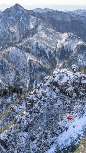 無料スマホ壁紙「富士見岩展望台から眺める雪景色」