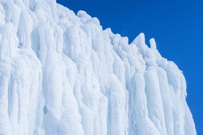御在所ロープウエイの写真「重なり合う氷柱」