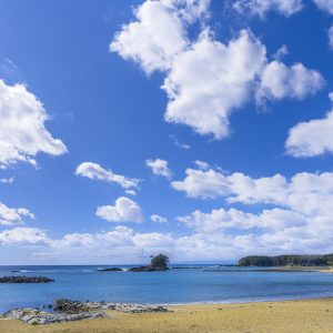 あづり浜と冬の青空