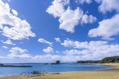 あづり浜の写真「あづり浜と冬の青空」