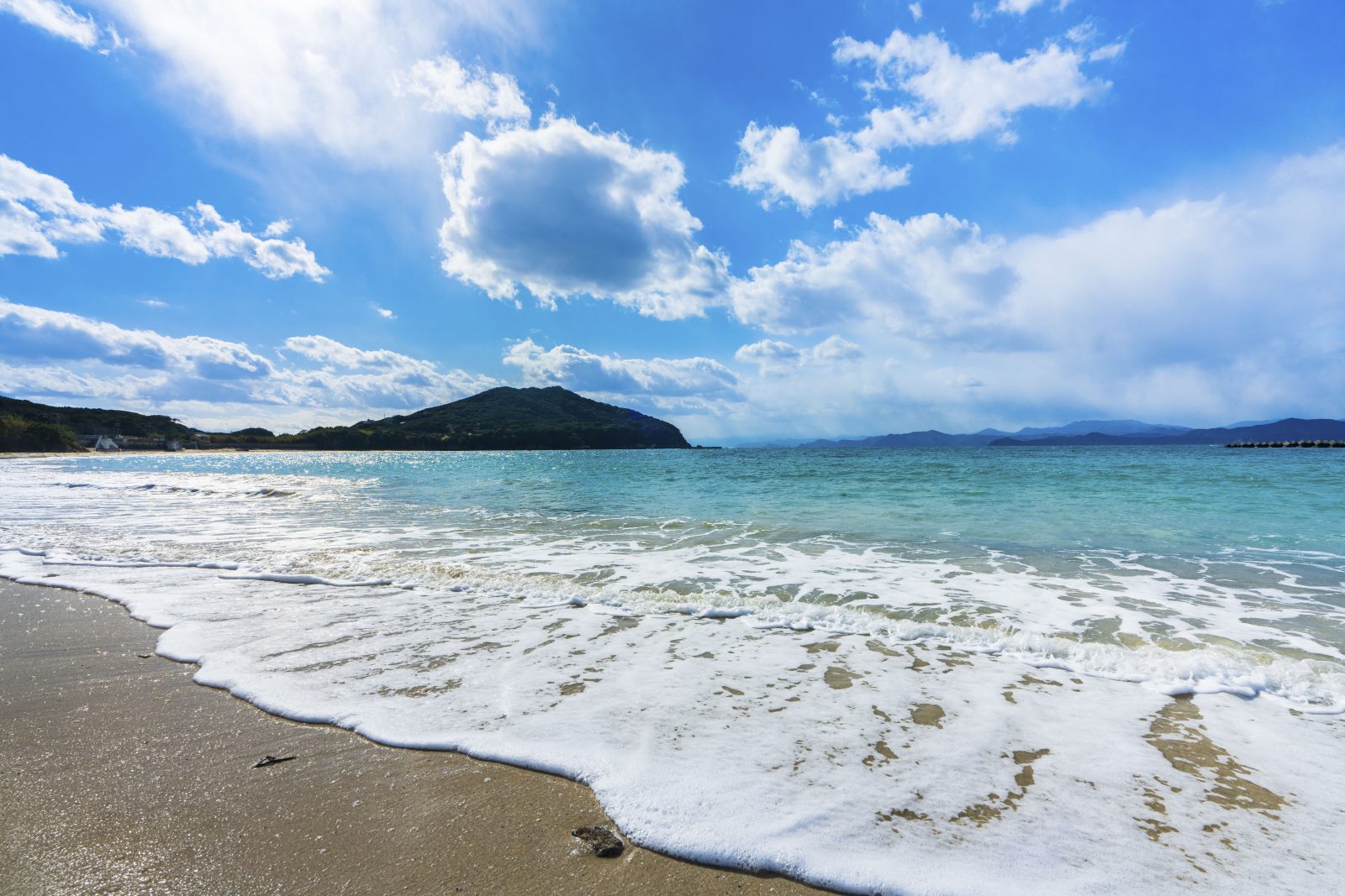 御座白浜海水浴場の写真「冬の御座白浜と波打ち際」