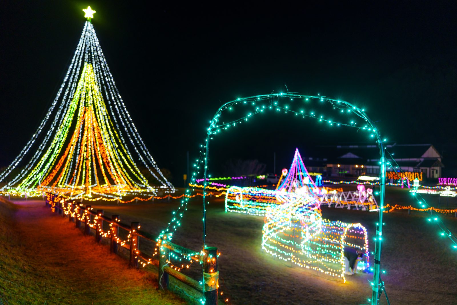 無料壁紙 道路からイルミを見下ろす。PCとデスクトップ壁紙に最適な4K高画質の無料壁紙。三重県紀宝町の光の祭典 in 紀宝で撮影したフリー写真素材