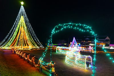 無料壁紙 道路からイルミを見下ろす。PCとデスクトップ壁紙に最適な4K高画質の無料壁紙。三重県紀宝町の光の祭典 in 紀宝で撮影したフリー写真素材