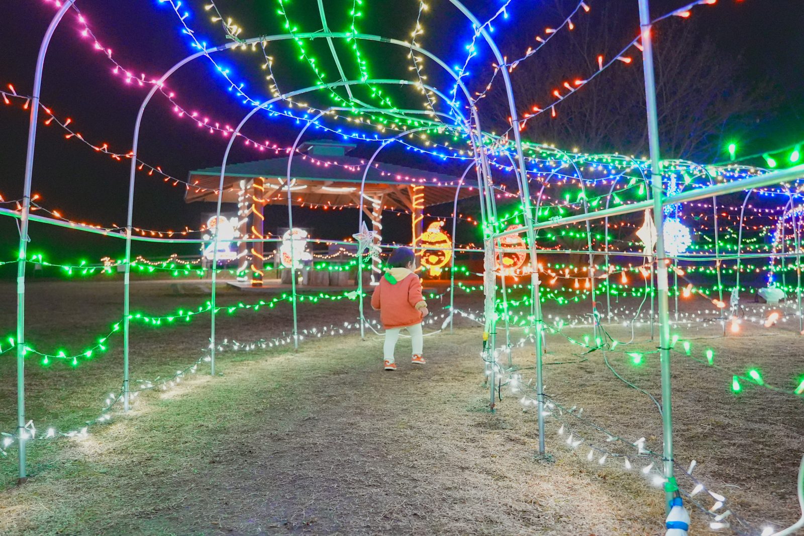 無料壁紙 光のトンネルを歩く子供。PCとデスクトップ壁紙に最適な4K高画質の無料壁紙。三重県紀宝町の光の祭典 in 紀宝で撮影したフリー写真素材