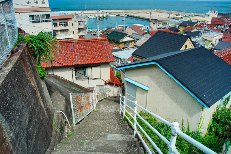 神島の写真「高台へ続く階段」