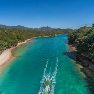 阿曽浦大橋を潜ろうとする船