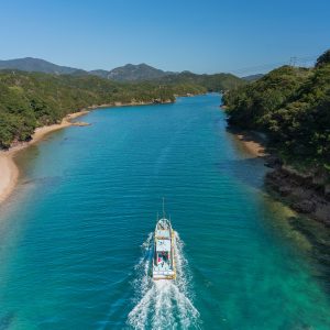 阿曽浦大橋を渡る船