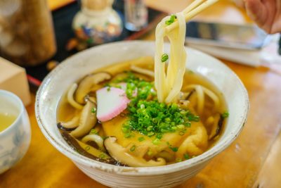 宮川ダム湖観光船の写真「やまよん食堂(乗船チケット売り場）のきつねうどん」