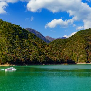 宮川ダム湖の紅葉景色