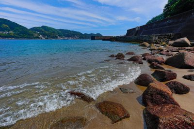 大泊海水浴場の写真「大泊海水浴場のゴツゴツした岩」