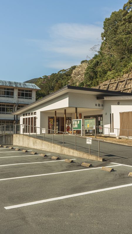九鬼コミュニティーセンターと旧九鬼中学校