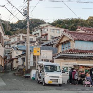 無料壁紙 移動販売の車でお買い物する町民の方々。PCとデスクトップ壁紙に最適な4K高画質の無料壁紙。三重県鳥羽市の石鏡町で撮影したフリー写真素材