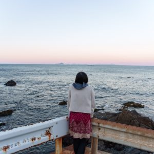 坂の下にある道路から夕焼けを眺める