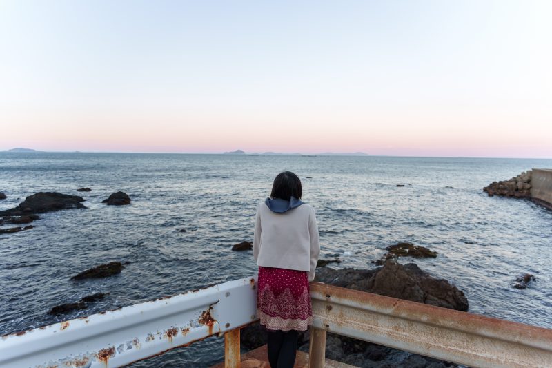 石鏡町の写真「坂の下にある道路から夕焼けを眺める」