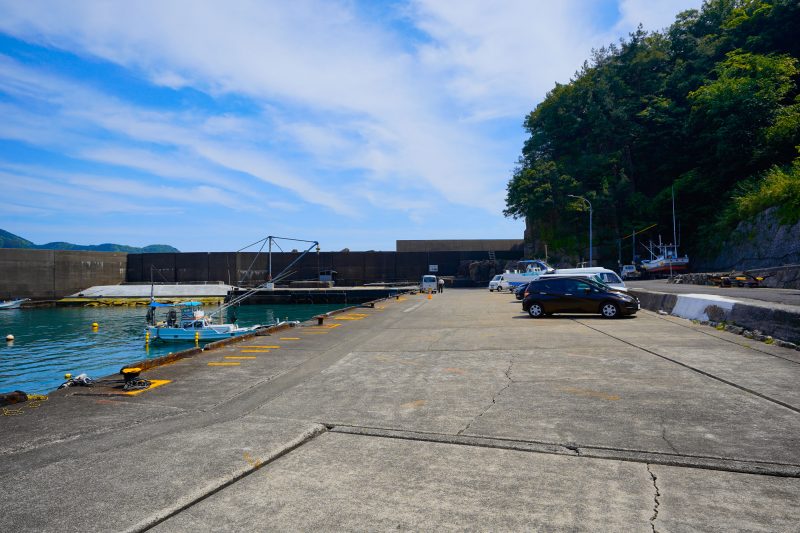 大泊海水浴場の写真「松崎港の駐車場」