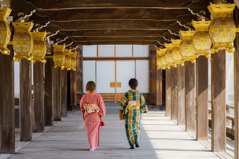 高田本山専修寺の写真「通天橋を歩く」