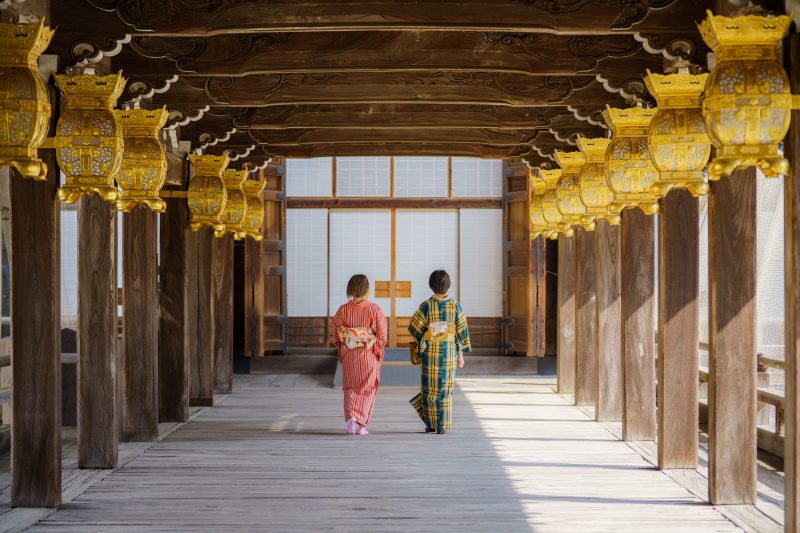 高田本山専修寺の写真「通天橋を歩く人」