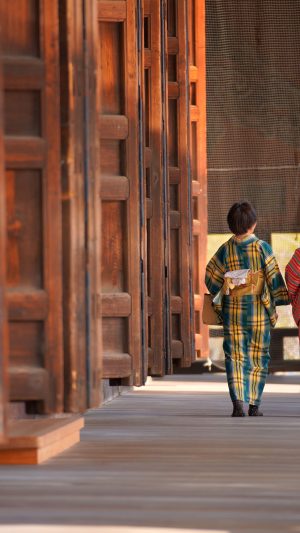 如来堂の出入口を歩く