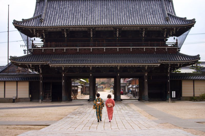 高田本山専修寺の写真「山門を歩く」