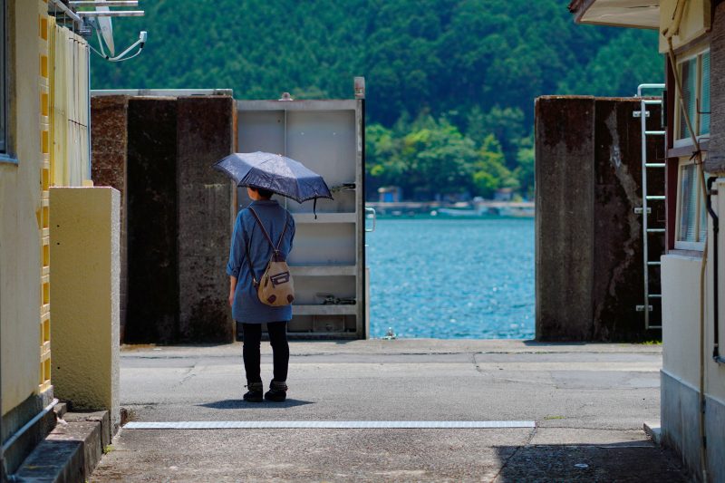 須賀利町の写真「堤防付近を歩く」