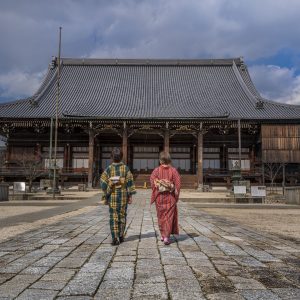 一身田の写真「国宝「如来堂」の前を歩く」