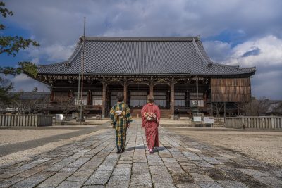 一身田の写真「国宝「如来堂」の前を歩く」